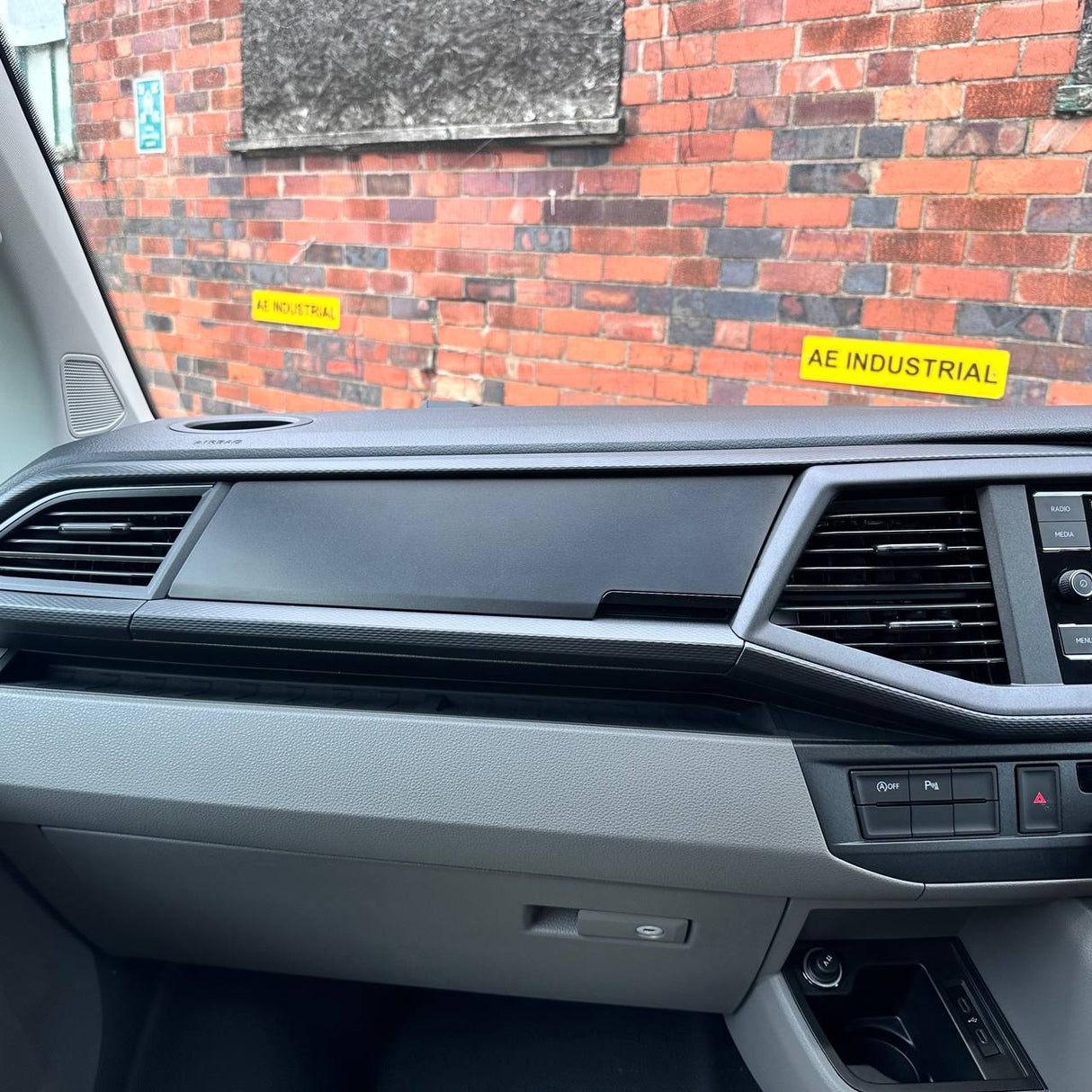 Airson Pasgan Taobh a-staigh Bogsa-làimhe Comhfhurtail Volkswagan Transporter T6.1 - Uachdar | Van-X
