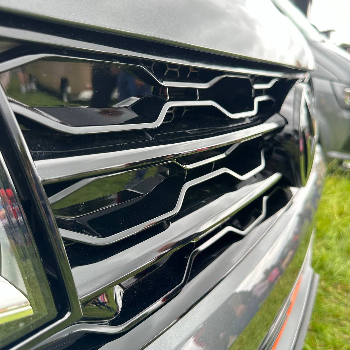 Airson Grile Aghaidh VW T6 R-Line (2 ann an 1) Le/Gun Bhràiste - Dubh Gleansach