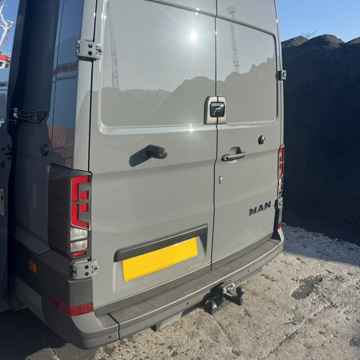 MAN TGE Geàrdan solais cùil Hammerite Ultimate Matte Black