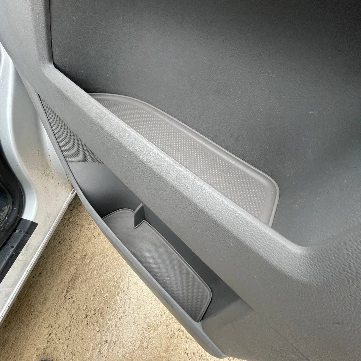 VW T5, T5.1 van campervan cuir a-steach pòcaid dorais, rubair, lìnigeadh dorais (liath aotrom) An dà chuid suidheachan caiptean taobh a-staigh stoidhle tiodhlac air leth
