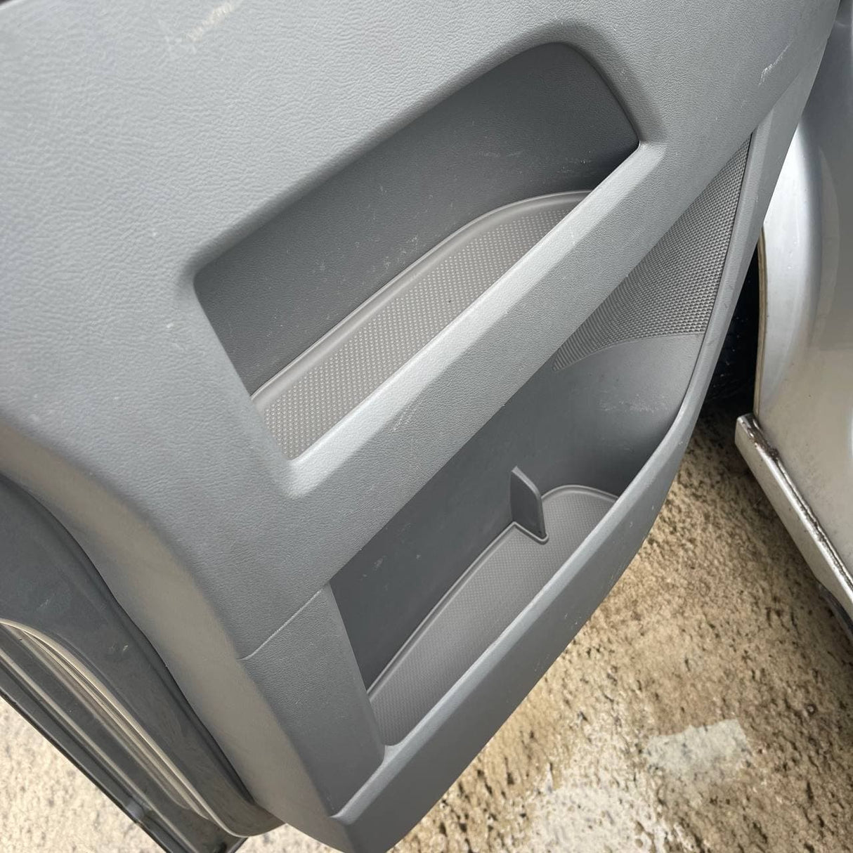 VW T5, T5.1 van campervan cuir a-steach pòcaid dorais, rubair, lìnigeadh dorais (liath aotrom) An dà chuid suidheachan caiptean taobh a-staigh stoidhle tiodhlac air leth
