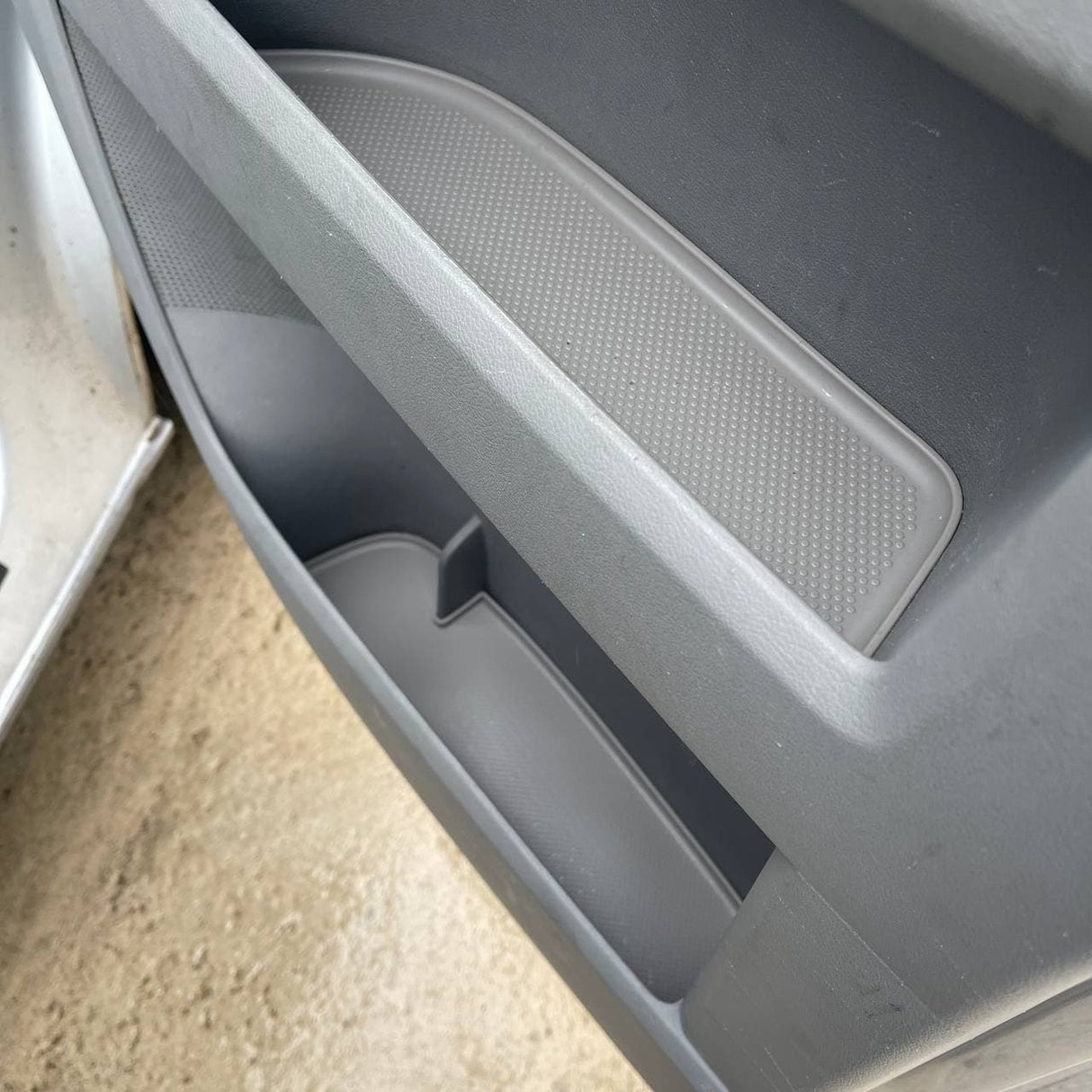 VW T5, T5.1 van campervan cuir a-steach pòcaid dorais, rubair, lìnigeadh dorais (liath aotrom) An dà chuid suidheachan caiptean taobh a-staigh stoidhle tiodhlac air leth