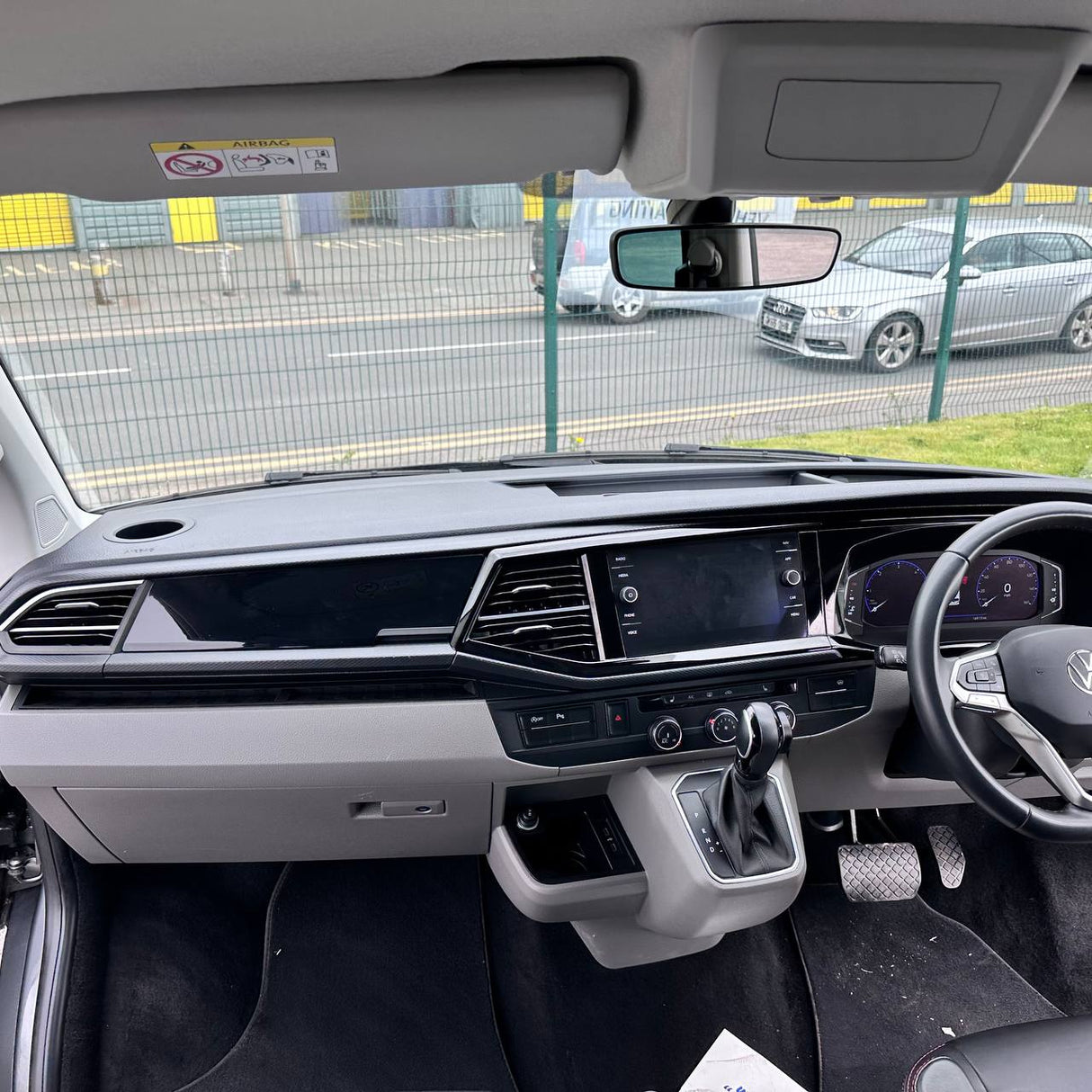 Airson Pasgan Taobh a-staigh Bogsa Mhiotagan Comhfhurtail Volkswagen Transporter T6.1 - Dubh Gleansach | Van-X