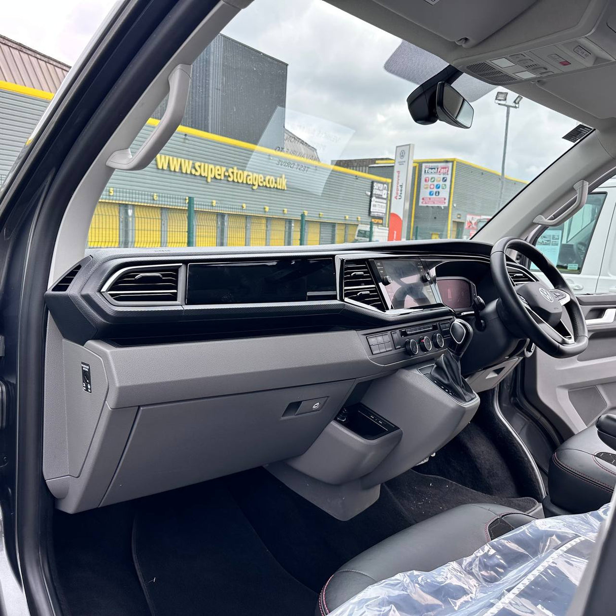 Airson Pasgan Taobh a-staigh Bogsa Mhiotagan Comhfhurtail Volkswagen Transporter T6.1 - Dubh Gleansach | Van-X