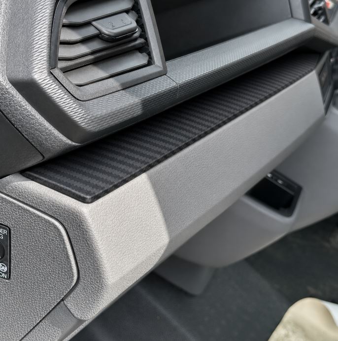 Airson ùrachadh deas-bhòrd VW T6.1 Transporter Van-X – Seata sgeadachaidh deas-bhòrd ìosal is dorais 4-phìosan àrd-inbhe ann an dubh gleansach
