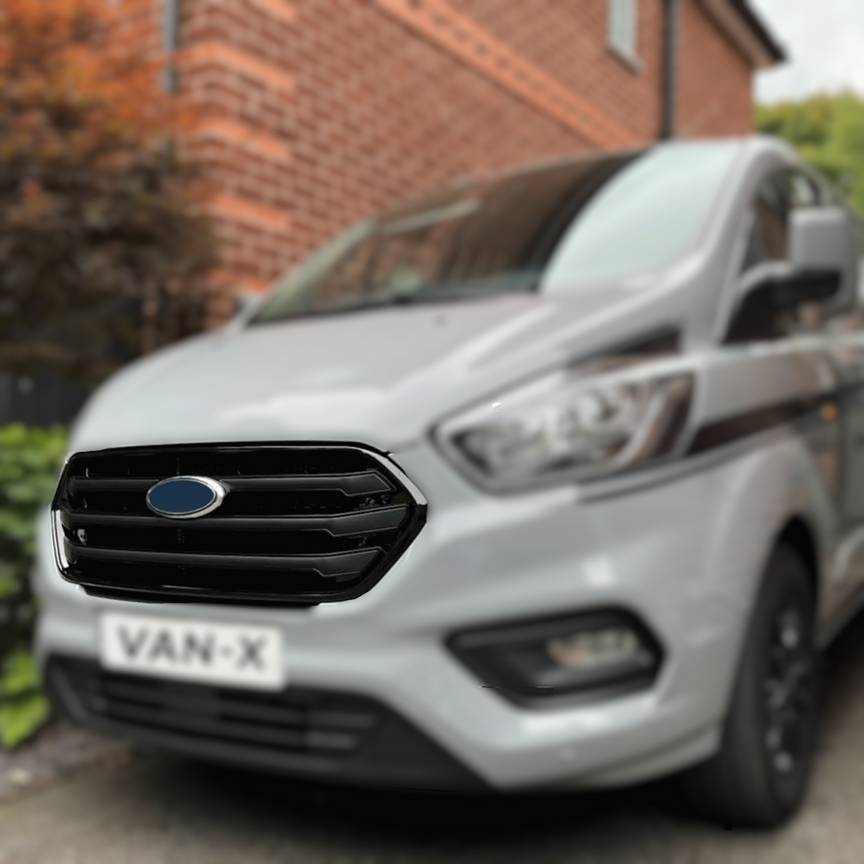 Airson Ford Transit Custom Front Grille Stoidhle OEM Cruth Ùr (Bunait Dubh Gloss) air a pheantadh agus deiseil airson uidheamachadh