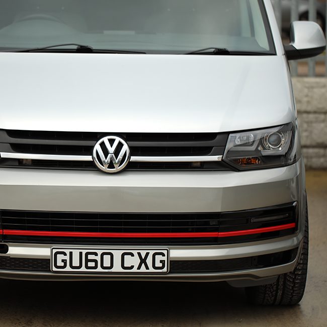 VW T5.1 Transporter ÙR Front Bumper T5-X Ùrachadh stoidhle aghaidh Air a pheantadh agus deiseil airson a dhol a-steach do 3 roghainnean dath