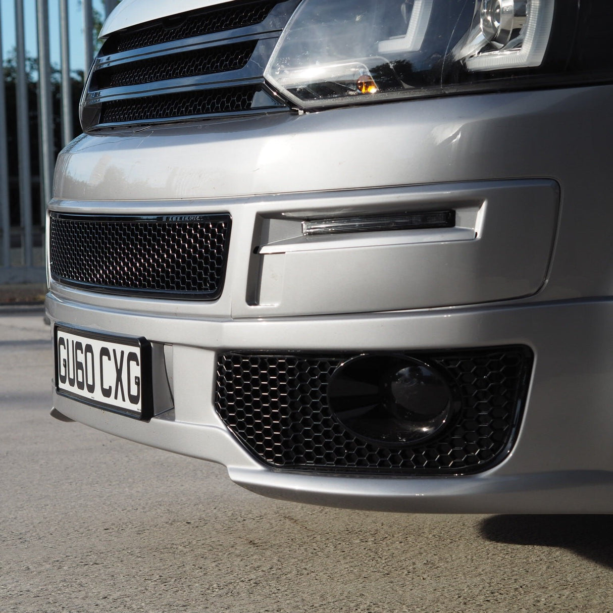 VW T5.1 Grill Bumper Dubh Gloss Honeycomb + Trims Light Light + Trim Plate Number Sportline air a pheantadh agus deiseil airson uidheamachadh