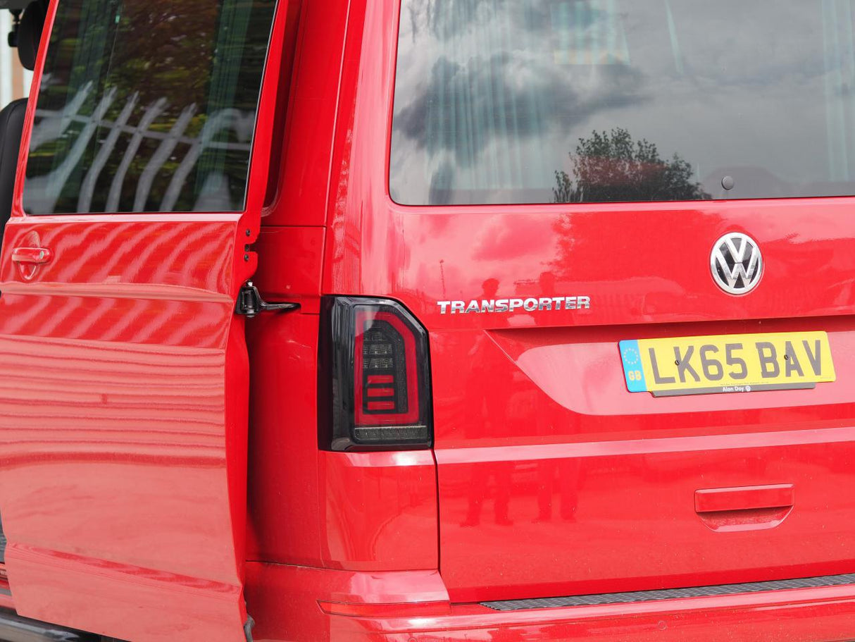 VW T6 Smoked Tailgate LHD Red-Bars Eòrpach Van Drive Hand Hand a-mhàin Comharra Seicheamhach