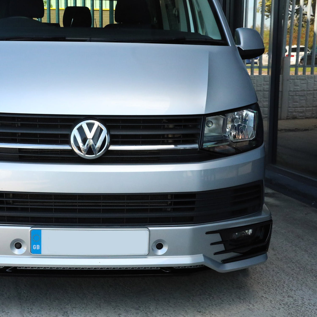 Spoiler Sportline Front Transporter VW T5.1 + Styling Splitter T5-X (Ìre B) Air a pheantadh agus deiseil airson a dhol a-steach do 3 roghainnean dath