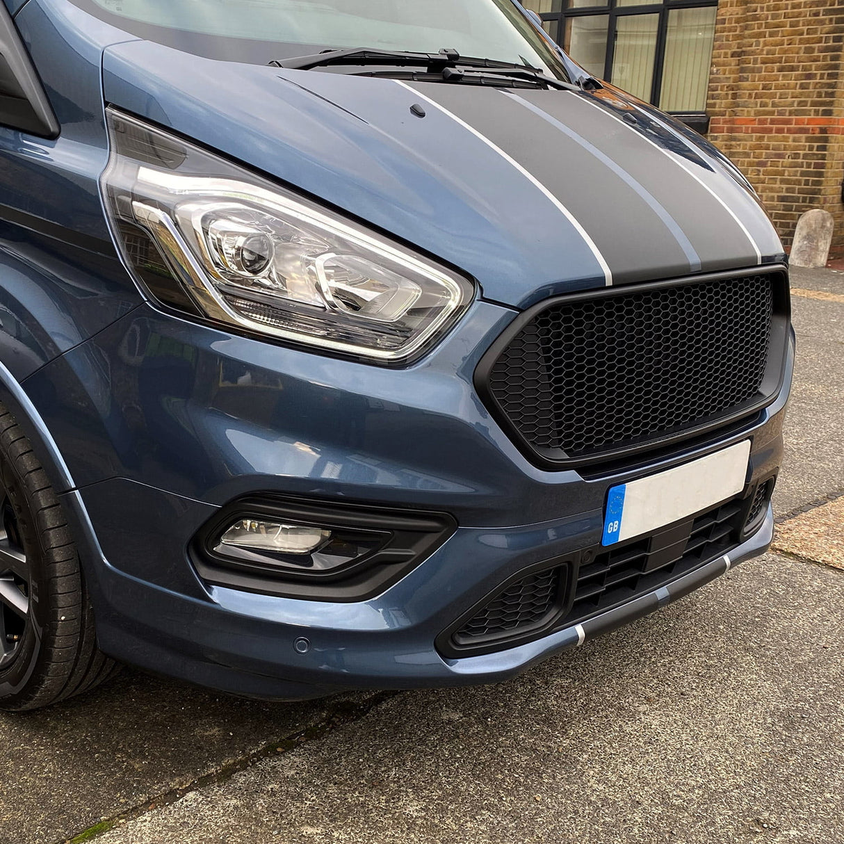 Airson Ford Transit Custom Front Badgeless Grille Matte Black New Shape Grille a-mhàin air a pheantadh agus deiseil airson uidheamachadh