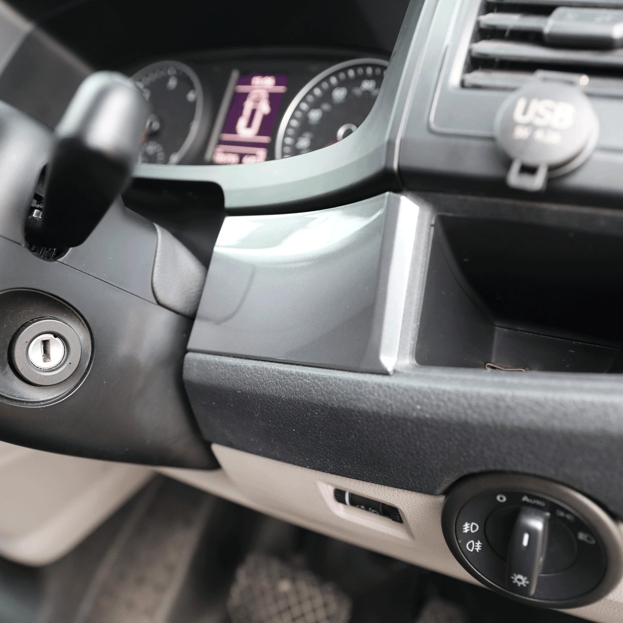 VW Transporter T6 Styling Dash Lower Trims Gun Metal Grey air a pheantadh agus deiseil airson uidheamachadh