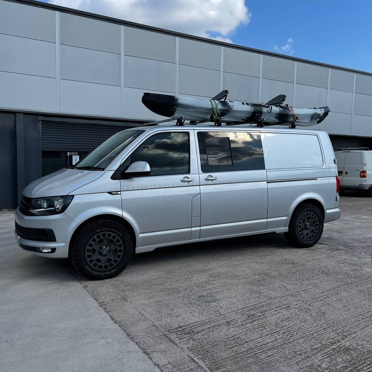 VW T6 Transporter Bun-cuibhle fada Sgiortaichean taobh air am peantadh deiseil ann an airgead Reflex, air am peantadh agus deiseil airson plastadh ABS