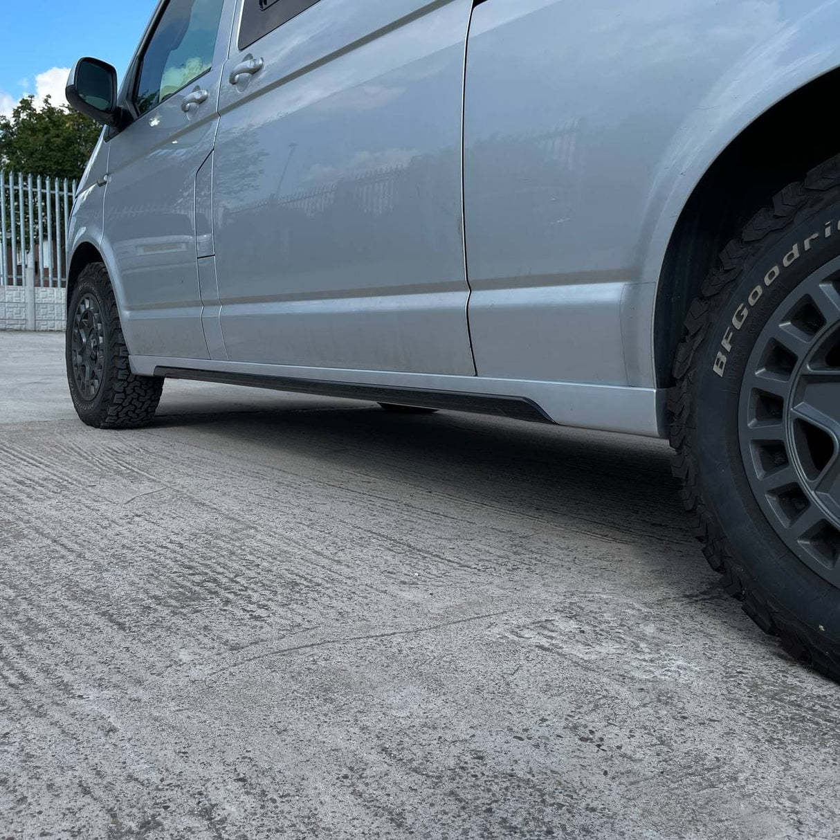 VW T6 Transporter Bun-cuibhle fada Sgiortaichean taobh air am peantadh deiseil ann an airgead Reflex, air am peantadh agus deiseil airson plastadh ABS