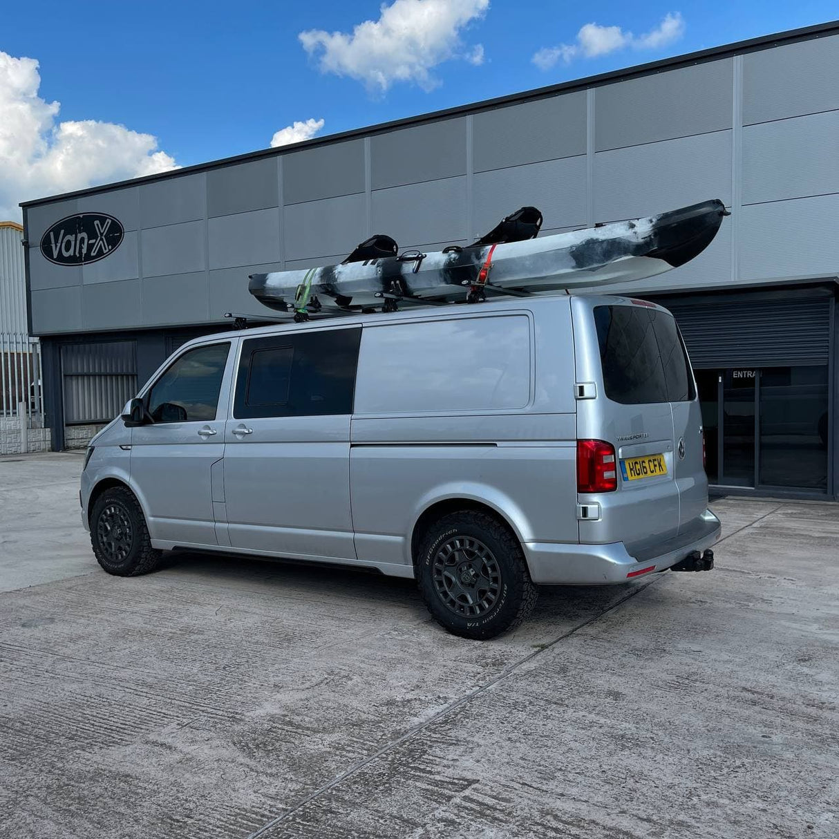 VW T6 Transporter Bun-cuibhle fada Sgiortaichean taobh air am peantadh deiseil ann an airgead Reflex, air am peantadh agus deiseil airson plastadh ABS