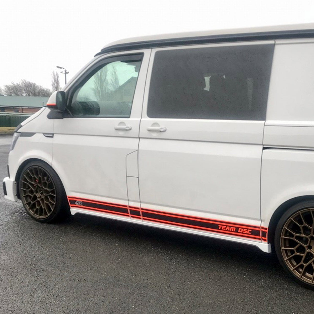 VW T6 Transporter SWB Sgiortaichean taobh Candy White Plastic air a pheantadh agus deiseil airson uidheamachadh