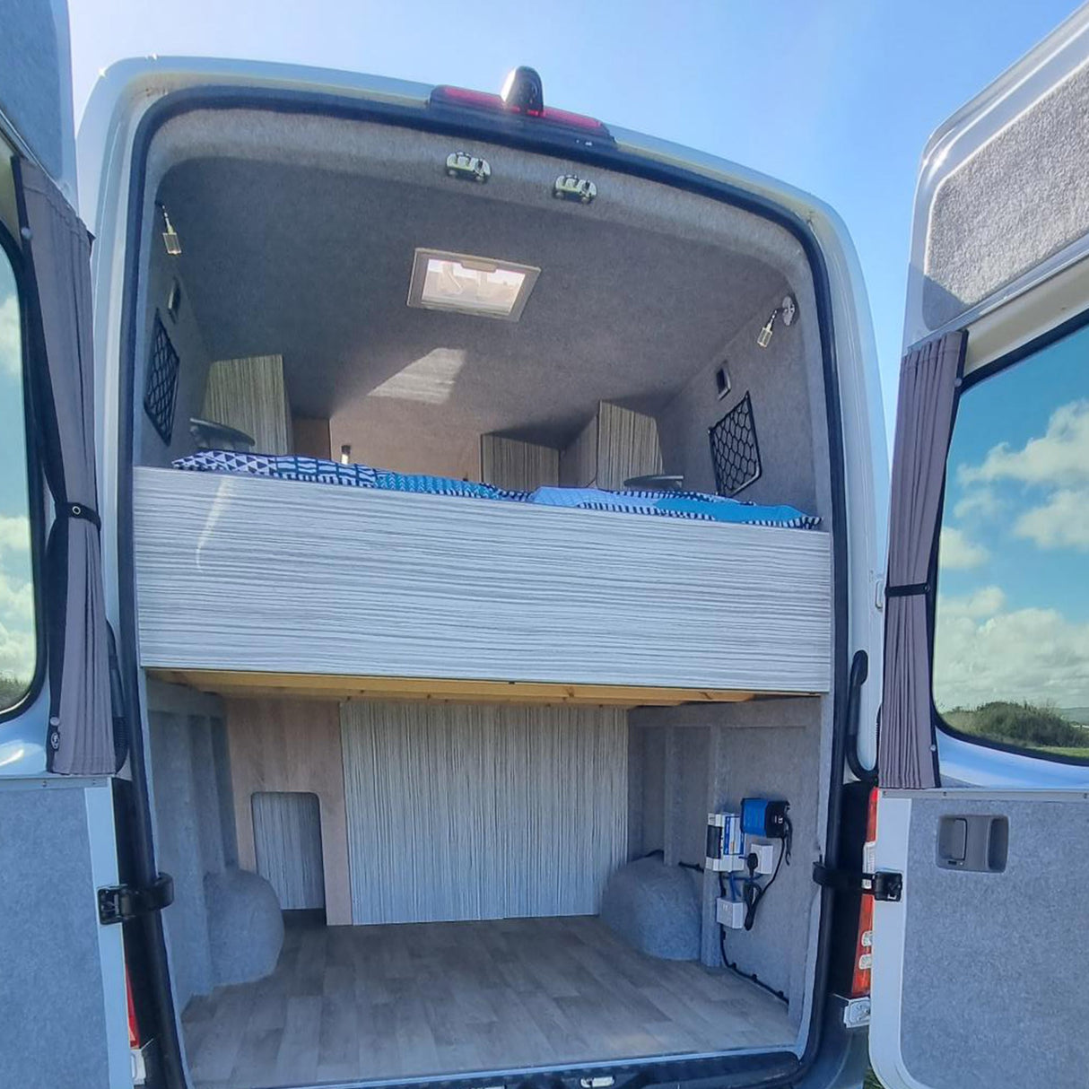 Mercedes Sprinter Premium 1 x Cùirtear uinneig Barndoor Van-X