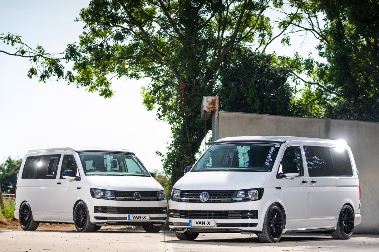 VW T5, T5.1 Sgiortaichean taobh SWB plastaig domhainn dubh air am peantadh agus deiseil airson a bhith iomchaidh (ìre B)