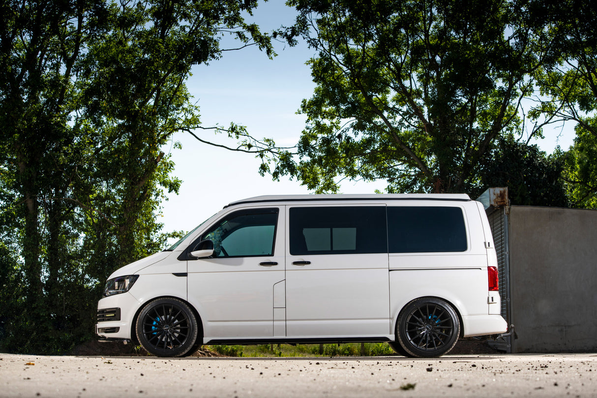 VW T6 Transporter SWB Sgiortaichean taobh Candy White Plastic air a pheantadh agus deiseil airson uidheamachadh