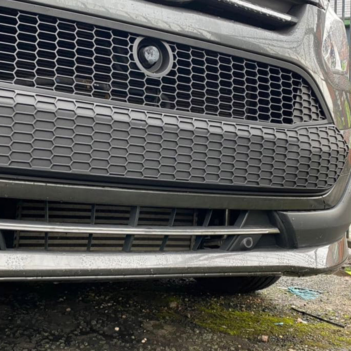 Airson Ford Transit Custom Front Grille Honeycomb atharraichte 2012 - 2018 MK1 Matte Black air a pheantadh agus deiseil airson uidheamachadh