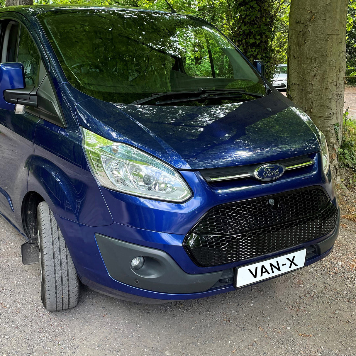 Airson Ford Transit Custom Front Grille Honeycomb atharraichte 2012 - 2018 MK1 Gloss Black air a pheantadh agus deiseil airson uidheamachadh