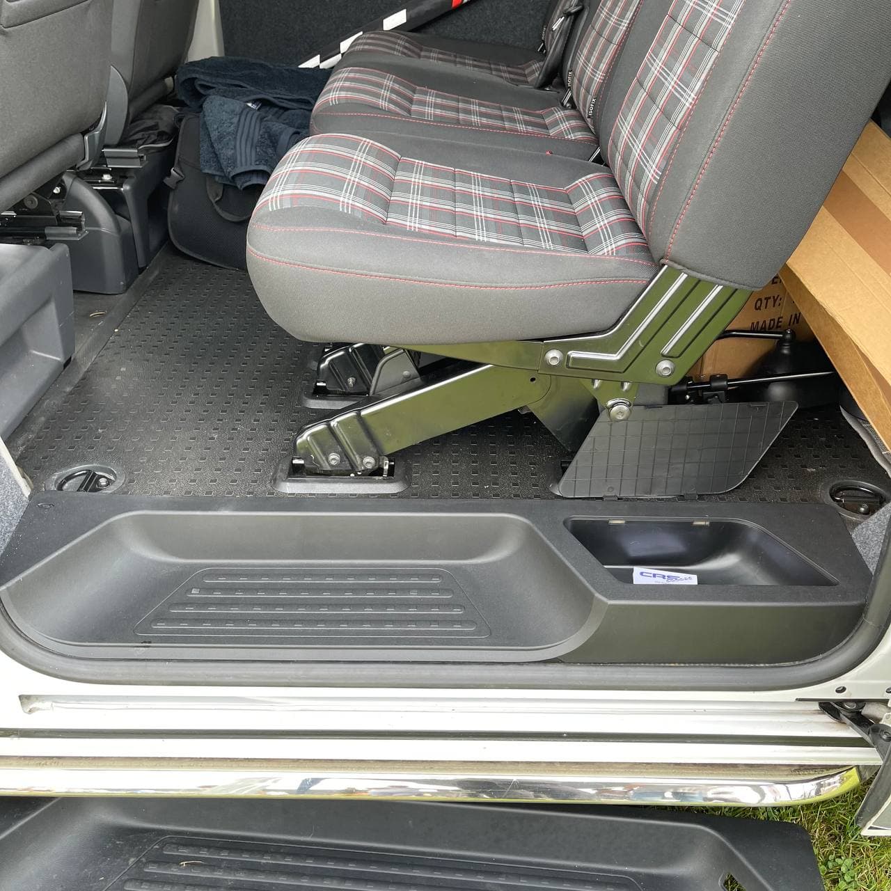VW T5, T5.1 Taobh luchd-còmhdhail ceum doras luchdaidh V3 17mm a bharrachd domhainn le roinn stòraidh