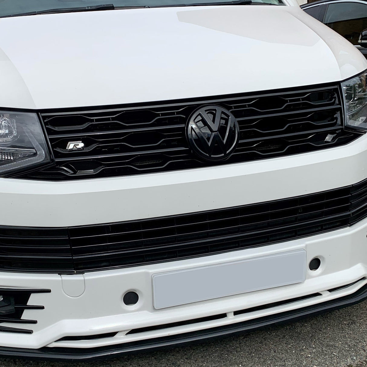 VW T6 Front Grille R-Line (2 ann an 1) le suaicheantas / gun bhràiste - gleansach dubh