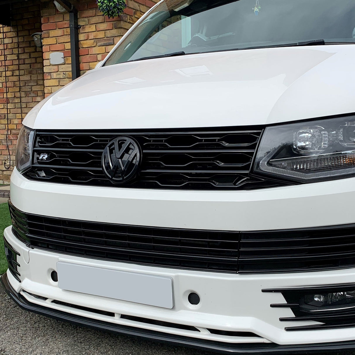 VW T6 Front Grille R-Line (2 ann an 1) le suaicheantas / gun bhràiste - gleansach dubh