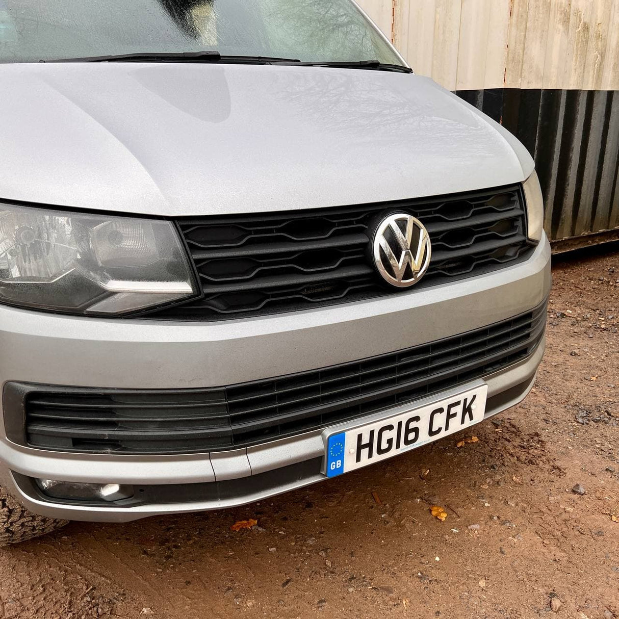 VW T6 Front Grille R-Line (2 ann an 1) le suaicheantas / gun bhràiste - dubh matte